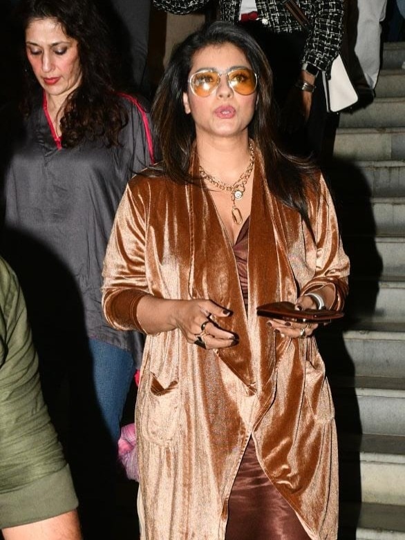 साटिन ड्रेस पहन घर से निकलीं 48 साल की काजोल, बढ़े वजन पर हुईं ट्रोल 