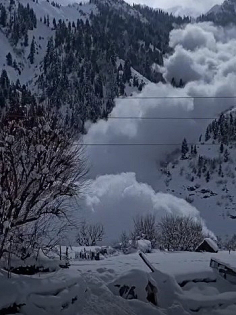 कश्मीर में आया बर्फीला तूफान, देखें हिमस्खलन का वीडियो