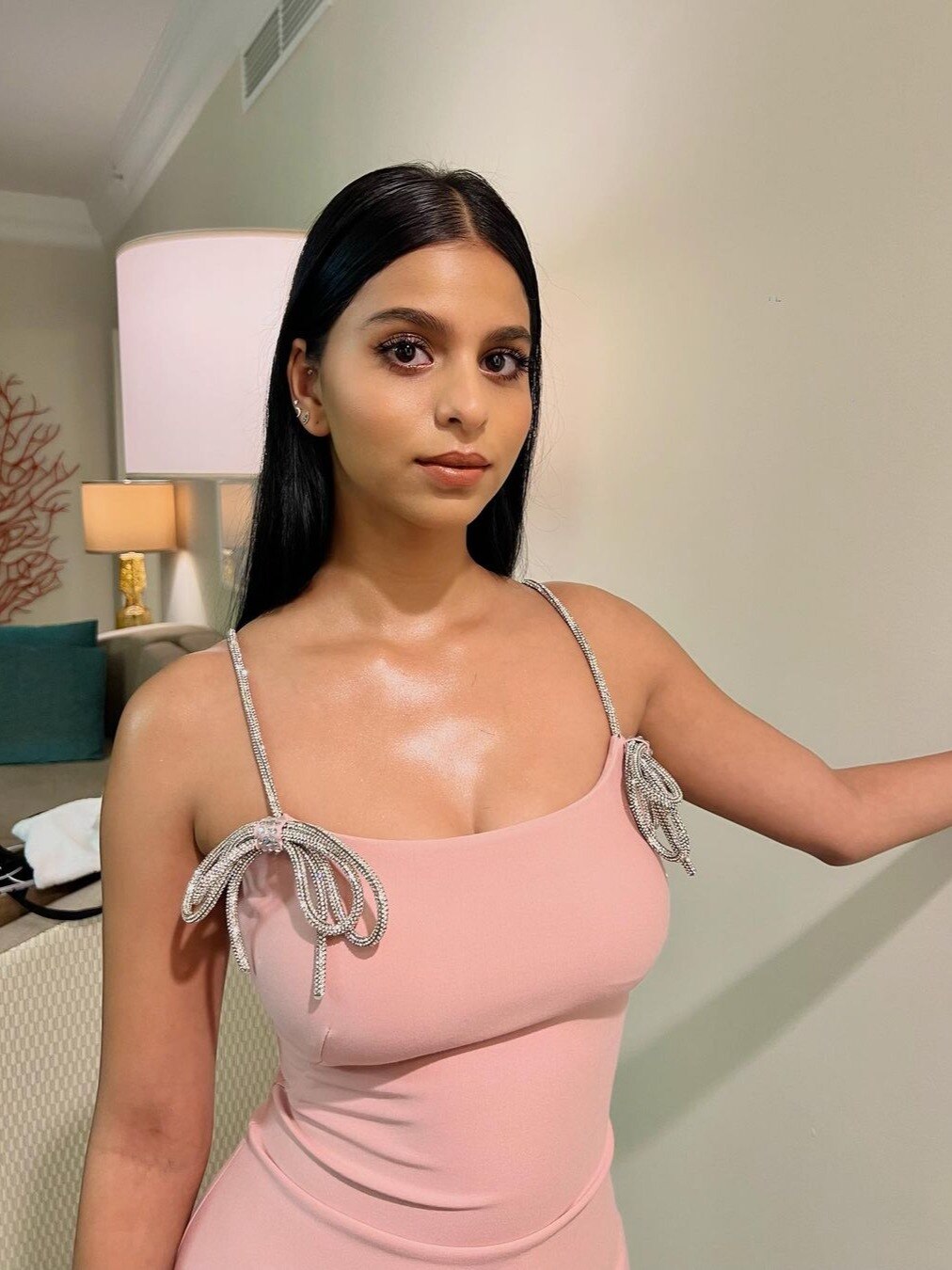 90 हजार की मिनी ड्रेस, 56 हजार की हील्स, शाहरुख की बेटी का लुक है किलर