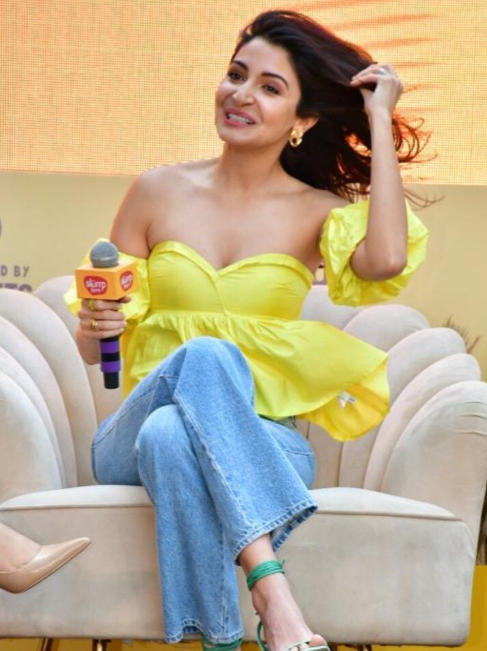 हवा में उड़ीं अनुष्का की जुल्फें, मिसेज कोहली की किलर हैं अदाएं