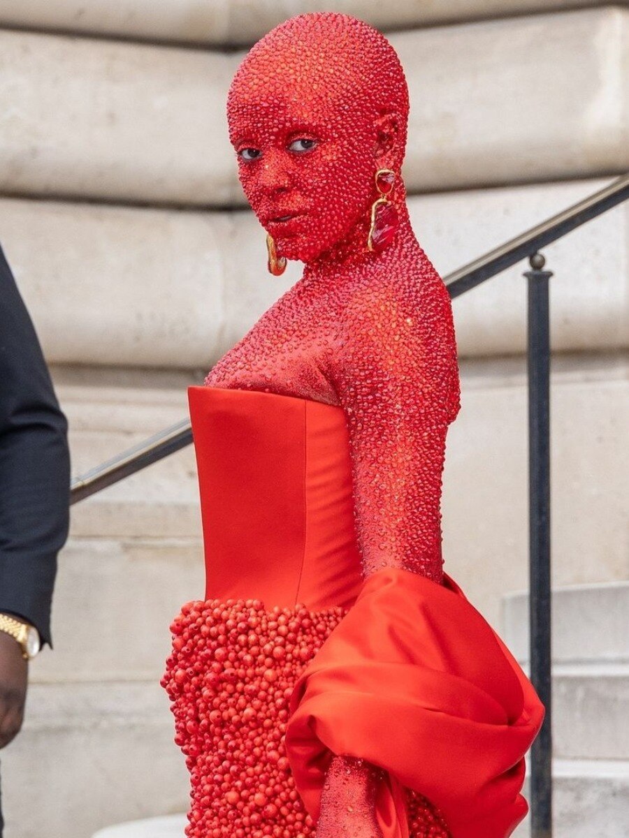 शरीर पर इस सेलेब ने चिपकाए 30 हजार क्रिस्टल, देख यूजर्स को लगा झटका, उड़ा मजाक