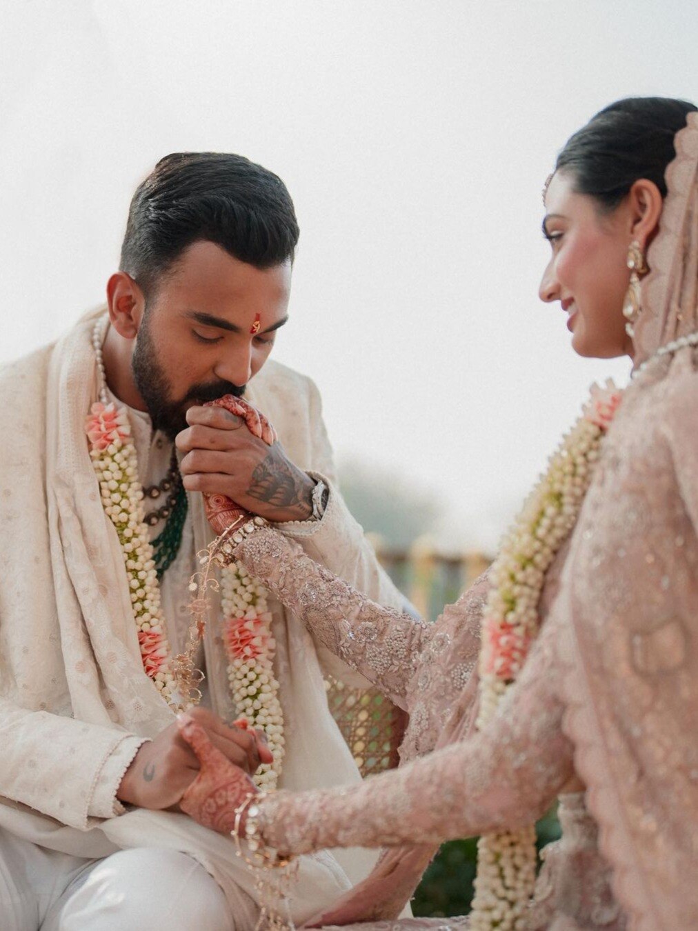 10 हजार घंटों में बना अथिया का वेडिंग लहंगा, दुल्हनिया पर दिल हार बैठे KL राहुल