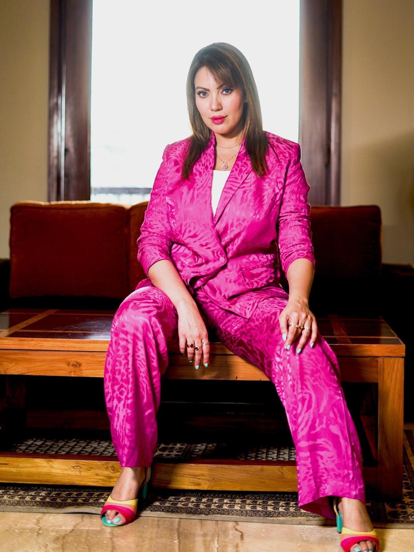 पिंक पैंटसूट में छाईं मुनमुन दत्ता, बॉस लेडी लुक में दिखा टशन