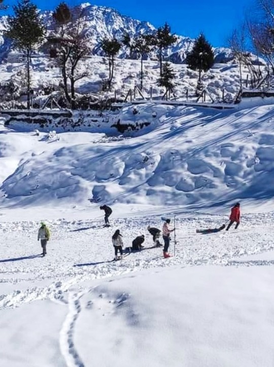  VIDEO: बर्फबारी से गुलजार कश्मीर से हिमाचल तक के पहाड़