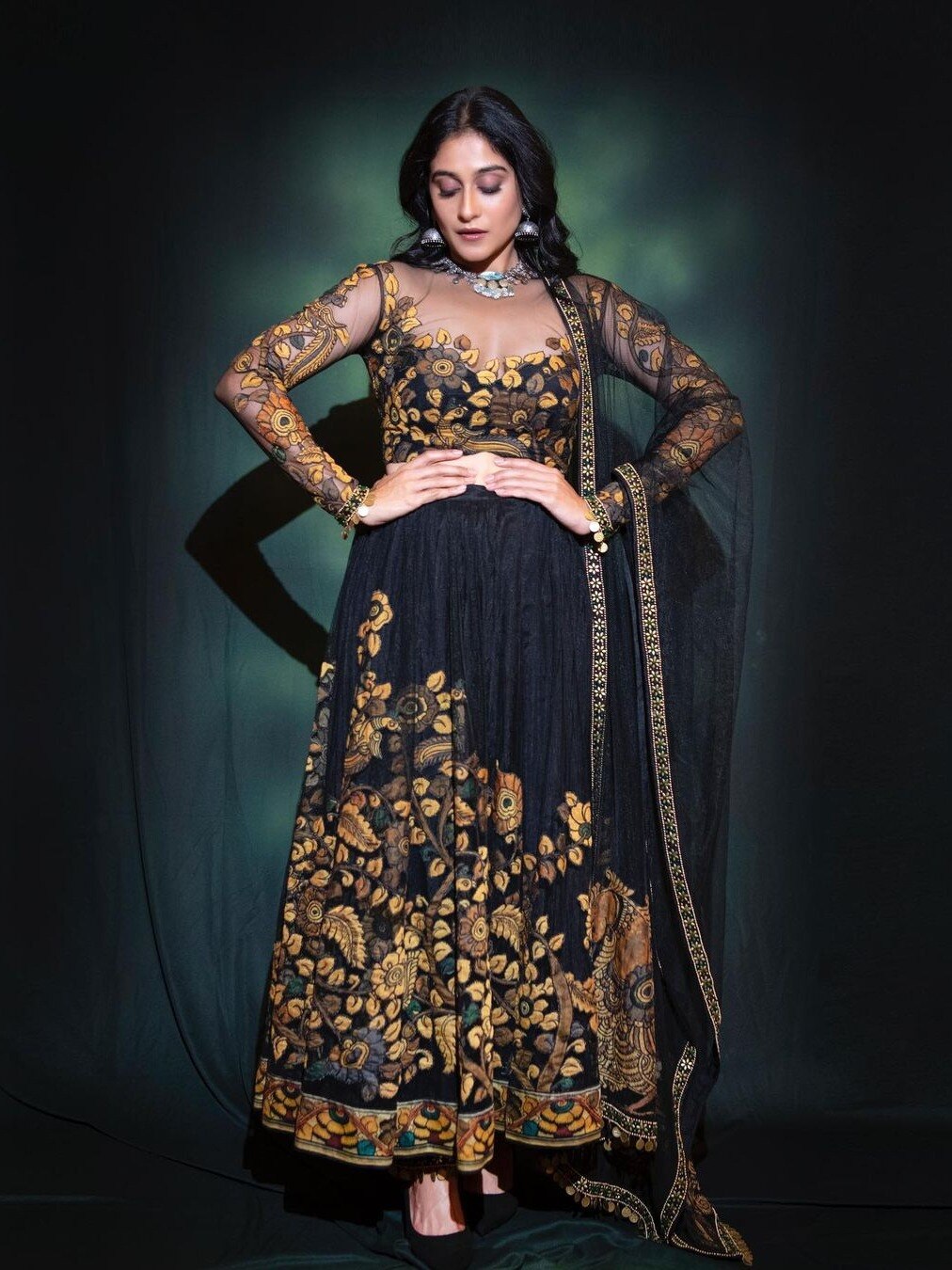 जांबाज IPS ऑफिसर बन गदर मचाएगी एक्ट्रेस, रियल लाइफ में इतनी है ग्लैमरस