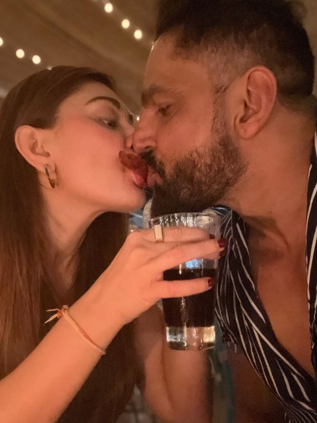 'कांटा लगा गर्ल' ने पति को सरेआम किया Kiss, हुईं ट्रोल