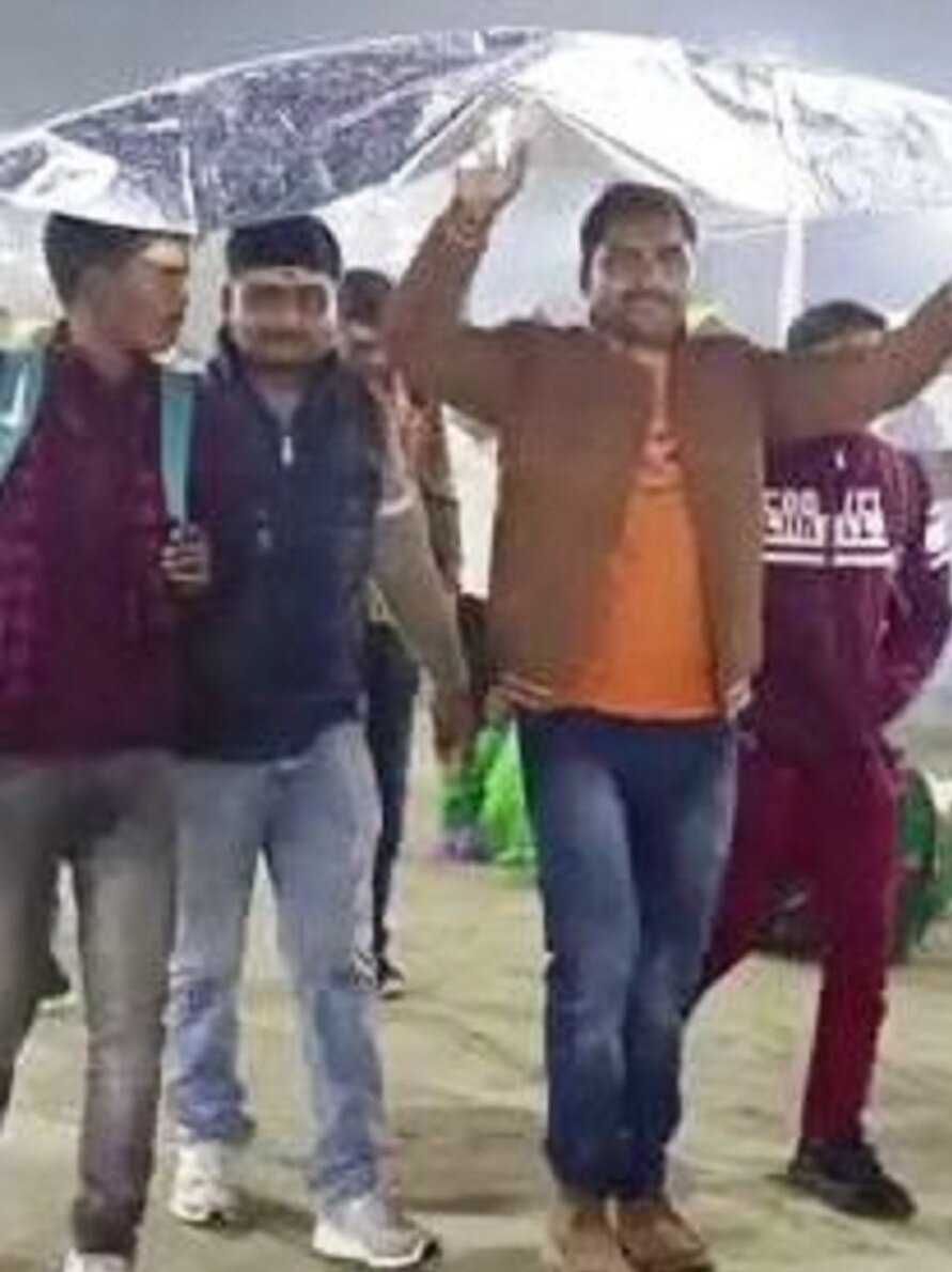 माघ मेला: तेज बारिश के बावजूद उमड़े श्रद्धालु, लगाई डुबकी