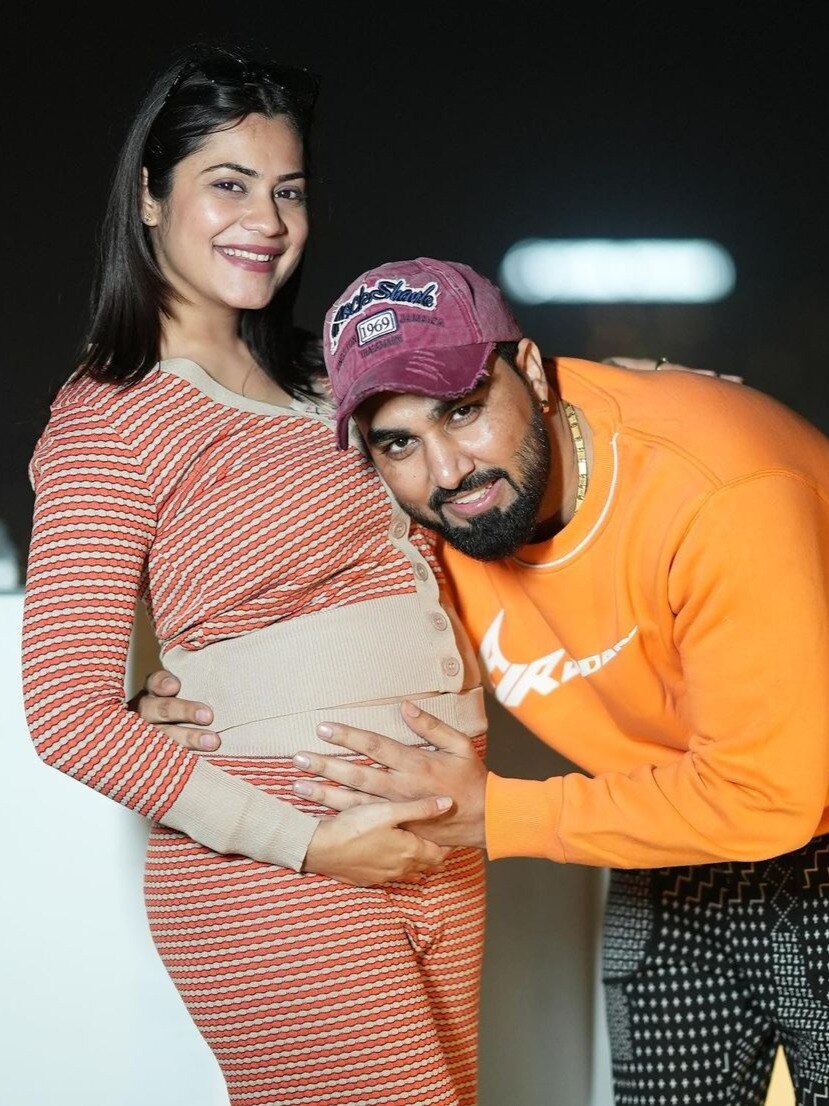 प्रेग्नेंट बीवी संग यूट्यूबर का डांस, ट्रोल्स बोले- पहली पत्नी कहां है?