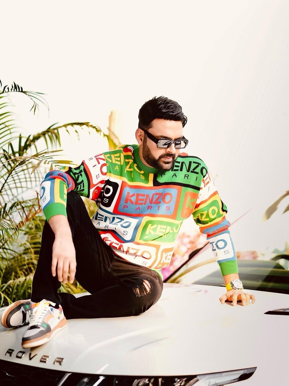 कार की बोनट पर कपिल का फोटोशूट, फैन्स बोले- दम है तो गर्म‍ियों में बैठो