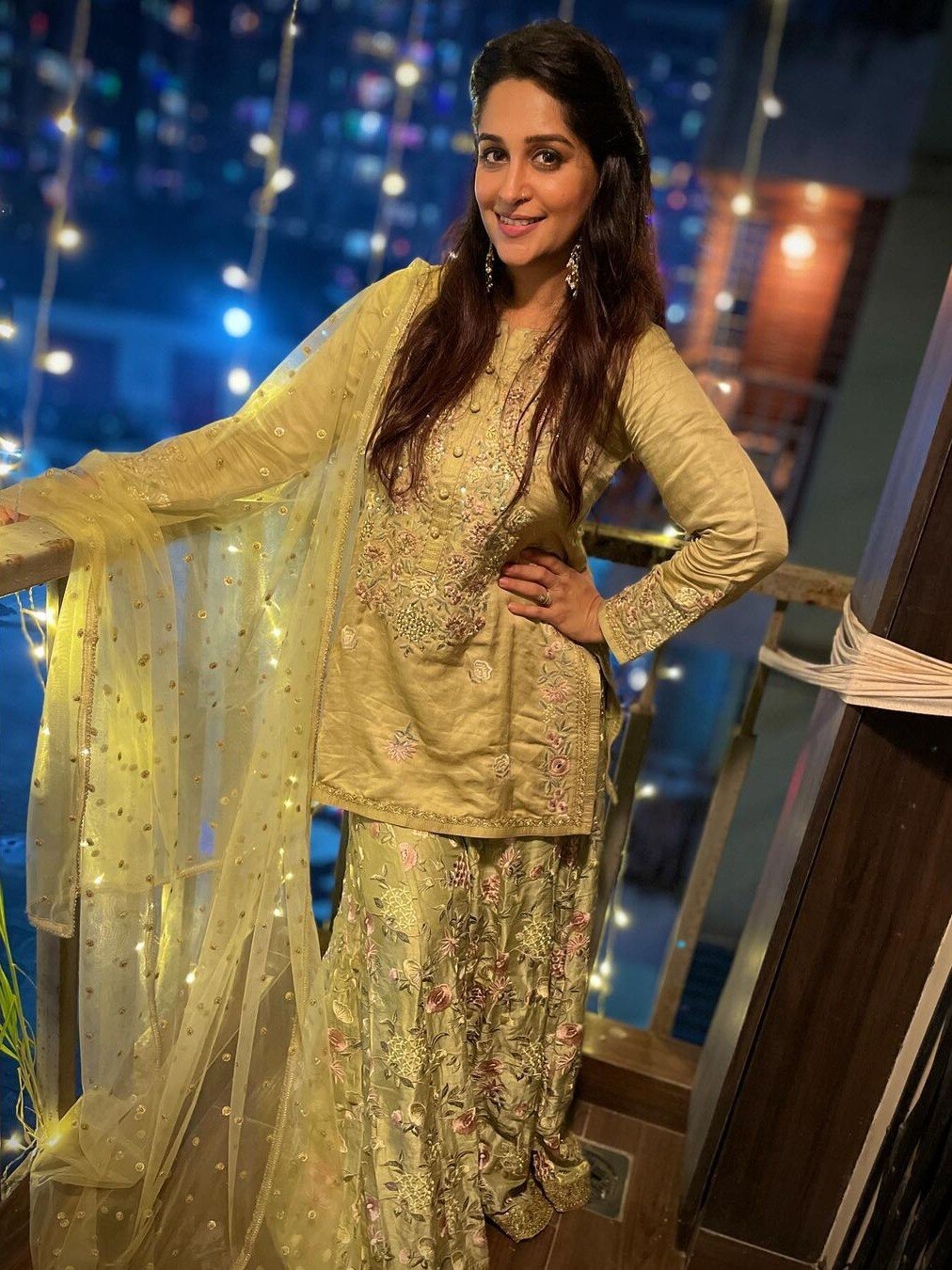 दोस्तों-परिवार संग 'पठान' देखने पहुंचीं प्रेग्नेंट दीपिका कक्कड़