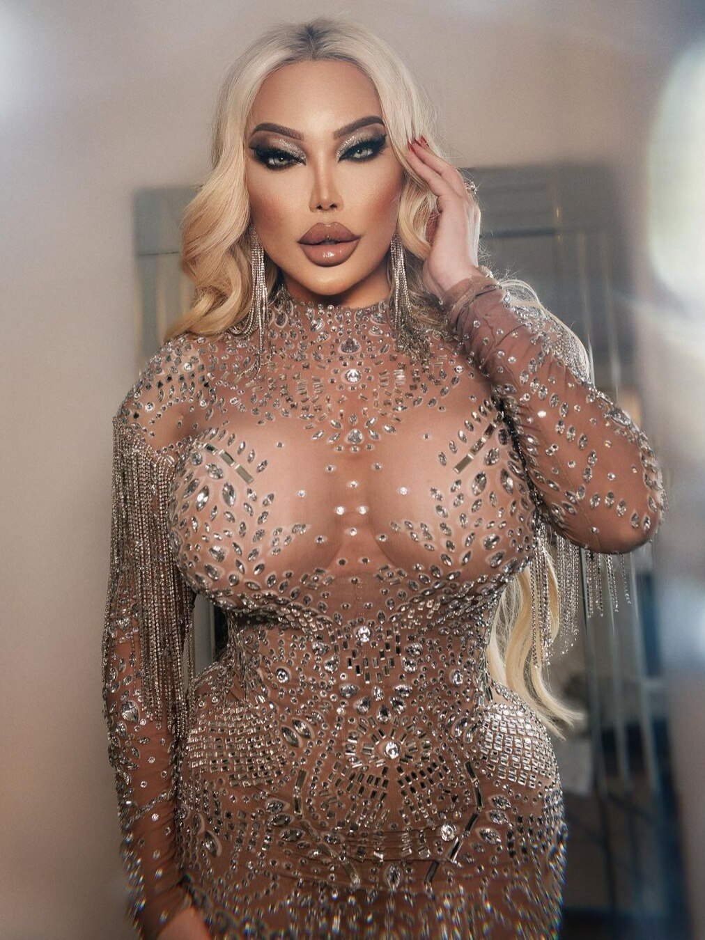 90 सर्जरी के बाद डॉल बना ये शख्स, ट्रांसपेरेंट ड्रेस में दिए सेंशुअस पोज