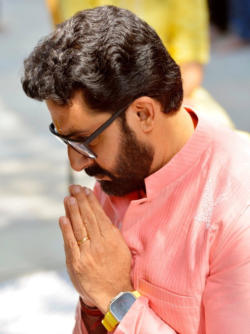 परिवार संग अभिषेक बच्चन की बसंत पंचमी, बोले- आज ही पैदा हुआ था