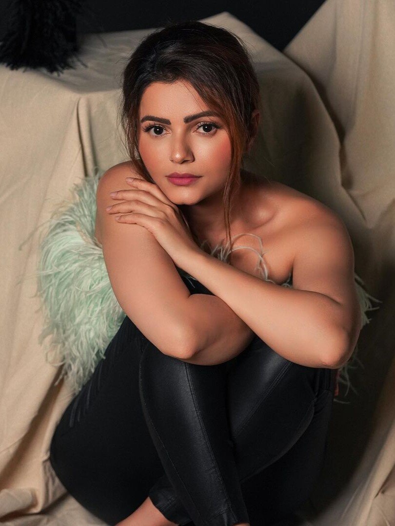 'किन्नर बहू' का नो-एक्स्प्रेशन फोटोशूट, यूजर्स बोले- आप करना क्या चाह रही?