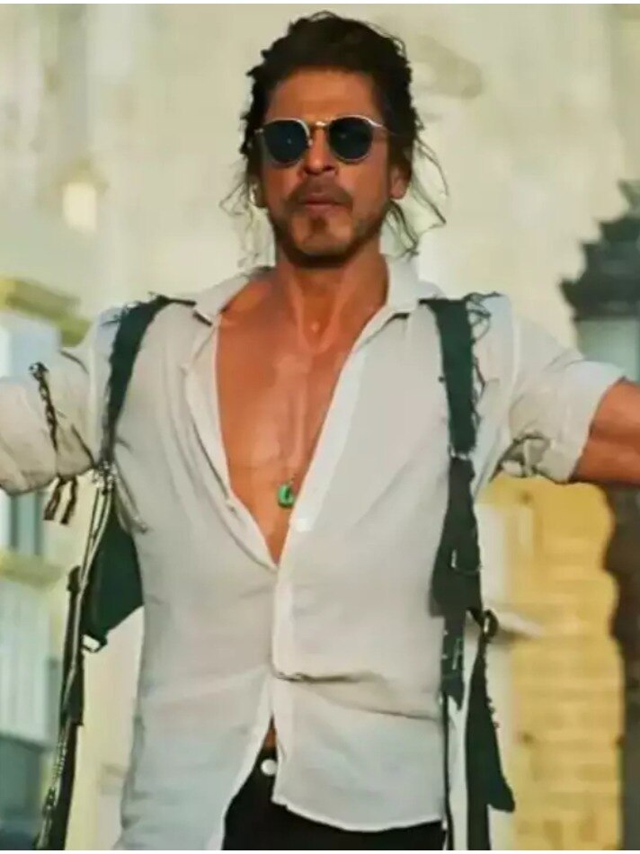 महलों सा घर, करोड़ों की गाड़ियां, रियल लाइफ किंग हैं शाहरुख खान