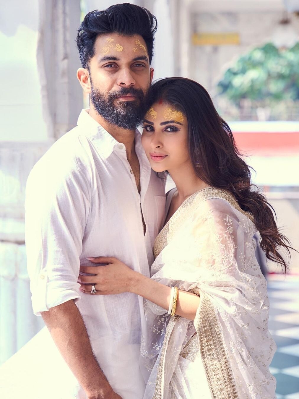 पहली एनिवर्सरी पर पति संग मंदिर गईं मौनी, साड़ी-सिंदूर में लगीं खूबसूरत