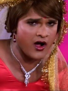 लिपस्टिक-बिंदी में खेसारी को पहचाना? लहंगे में दिए सेंसुअश पोज