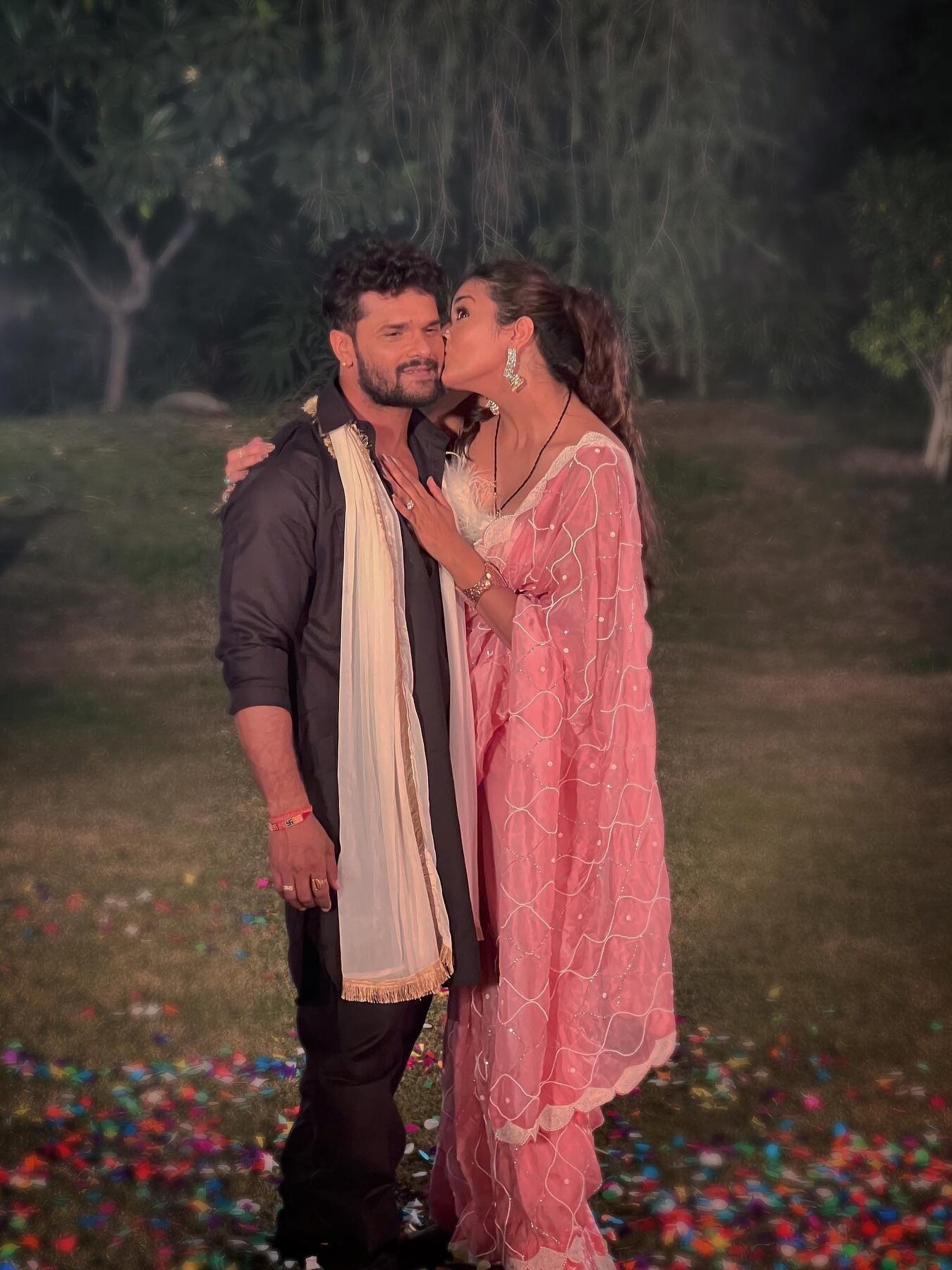 शादीशुदा खेसारी लाल संग एक्ट्रेस ने किया रोमांस, मचाई तबाही 