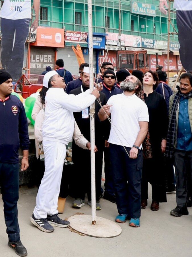 VIDEO: राहुल गांधी ने श्रीनगर के लालचौक पर फहराया तिरंगा 