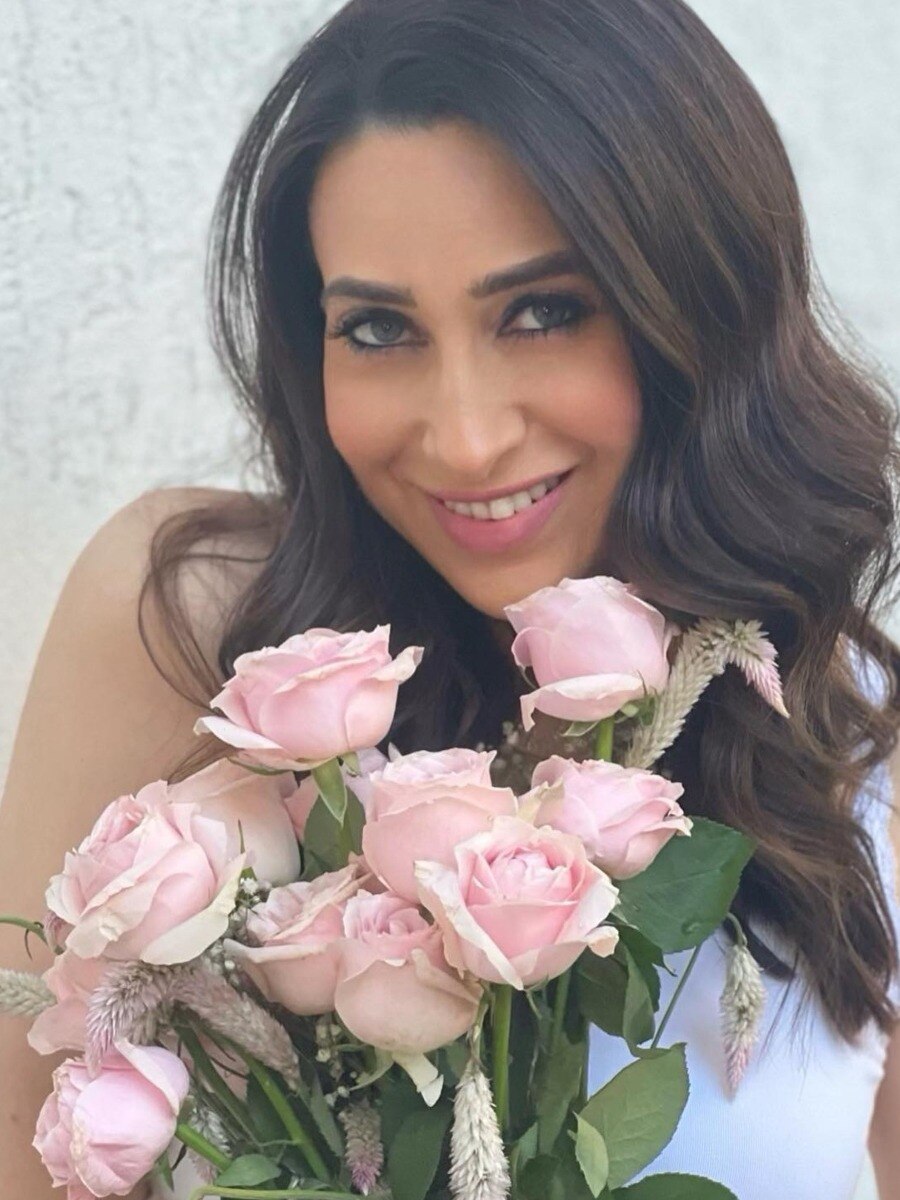 हाथ में गुलाब, चेहरे पर स्माइल लिए करिश्मा का फोटो वायरल, फैंस बोले- एलिगेंट