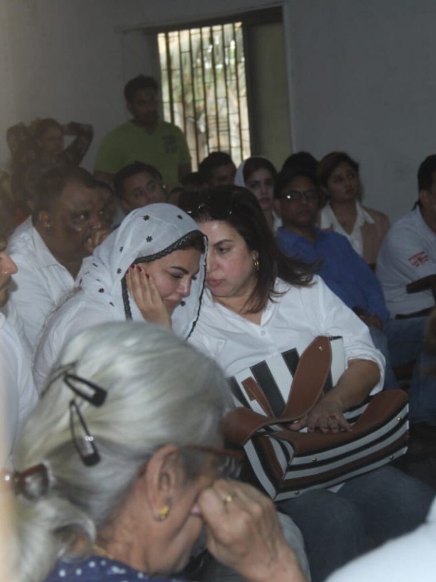 राखी सावंत ने मां को दी अंतिम विदाई, फराह खान संग पहुंचे सेलेब्स