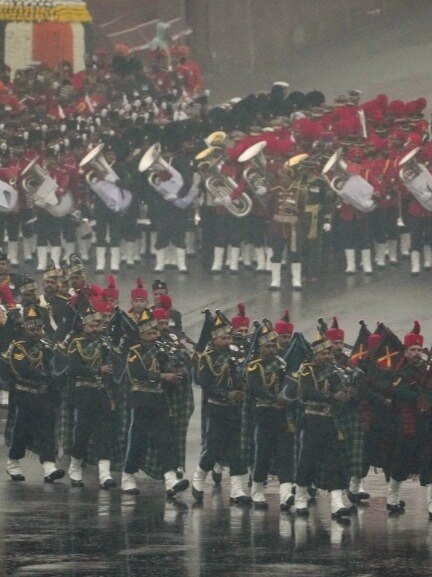 बारिश के बीच 'बीटिंग द रिट्रीट', देखें शौर्य की तस्‍वीरें