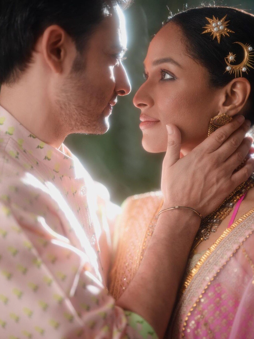 पेरेंट्स के सामने एक्ट्रेस का Liplock, यूजर्स बोले- थोड़ी तो शर्म करो