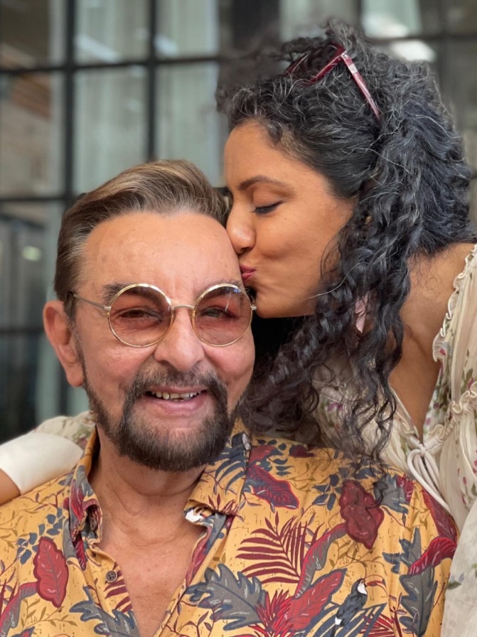 29 साल छोटी पत्नी संग रोमांटिक हुआ एक्टर, चौथी शादी के रहे खूब चर्चे