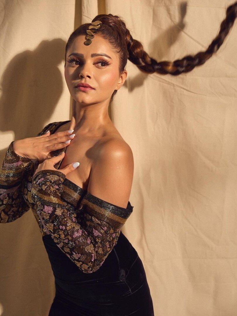 थाई हाई स्लिट ड्रेस में रुबीना ने ढाया कहर, ड्रामेटिक पोनीटेल देखी?