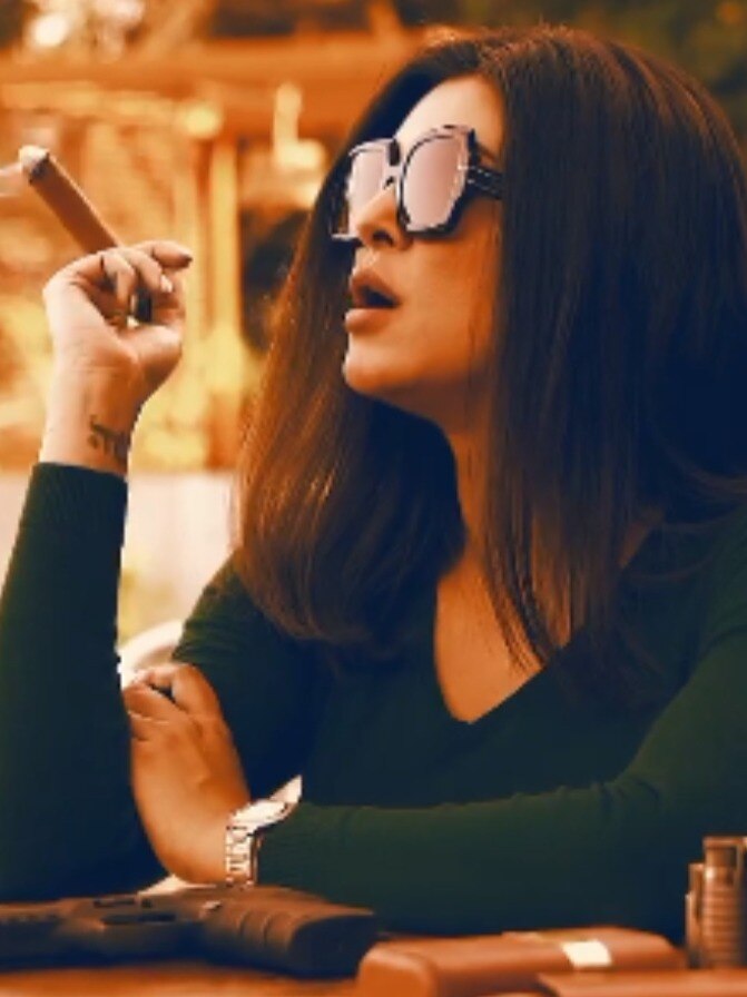 हाथ में बंदूक...मुंह में सिगार, धुआं उड़ाते सुष्मिता सेन का माफिया लुक वायरल