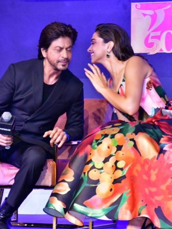 पठान का जश्न मनाने आए शाहरुख खान, दीपिका ने चुपके से क्या कहा?