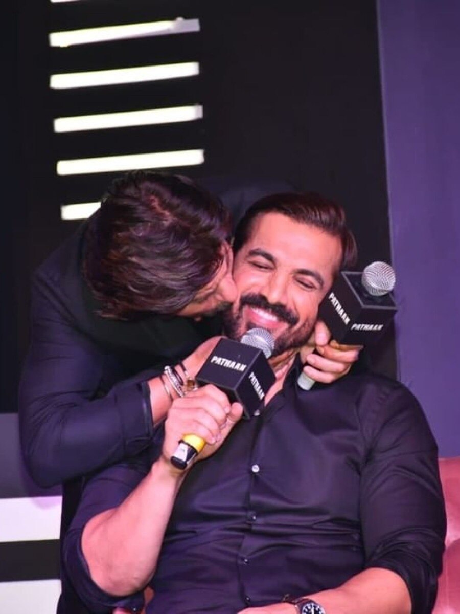 जॉन अब्राहम को शाहरुख ने किया Kiss, फैन्स बोले- दोस्ताना 2 बना दो