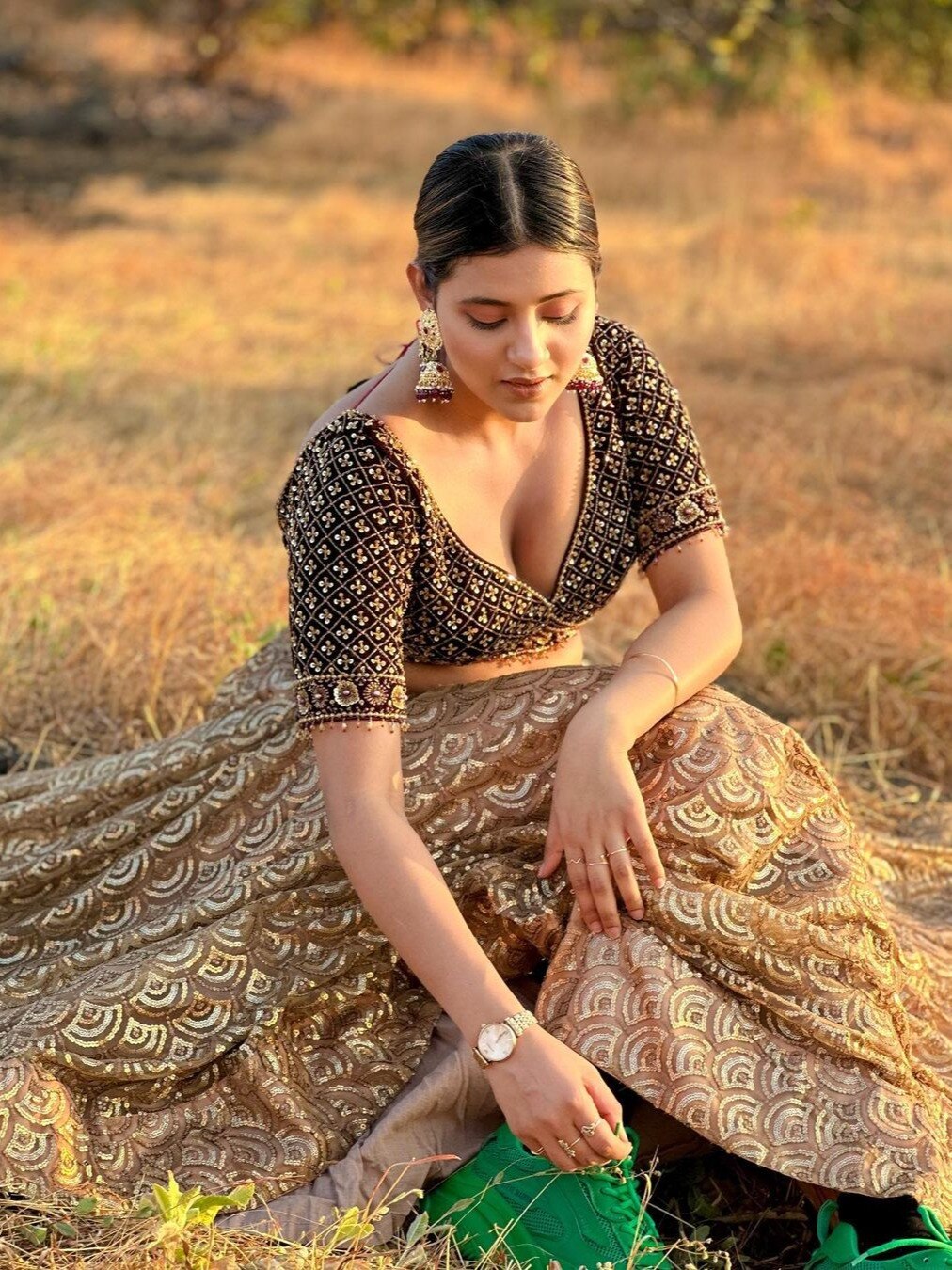 झाड़ियों के बीच 'कच्चा बादाम गर्ल' अंजलि अरोड़ा ने दिखाई अदाएं, नजाकत पर दिल हार बैठे फैंस