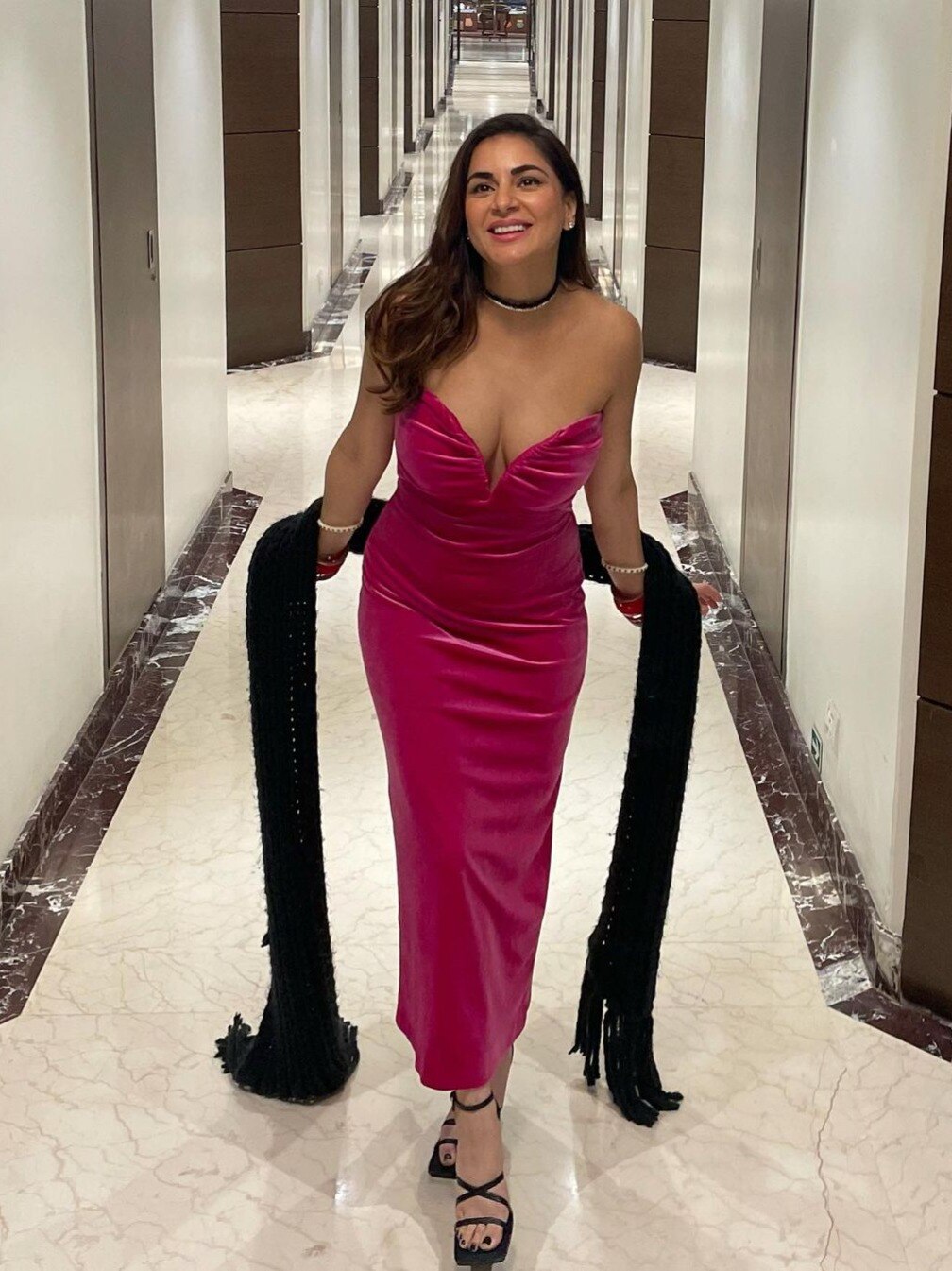 टॉवल बांधकर कैमरे के सामने नाची एक्ट्रेस, बेडरूम वीडियो देख धड़का फैंस का दिल