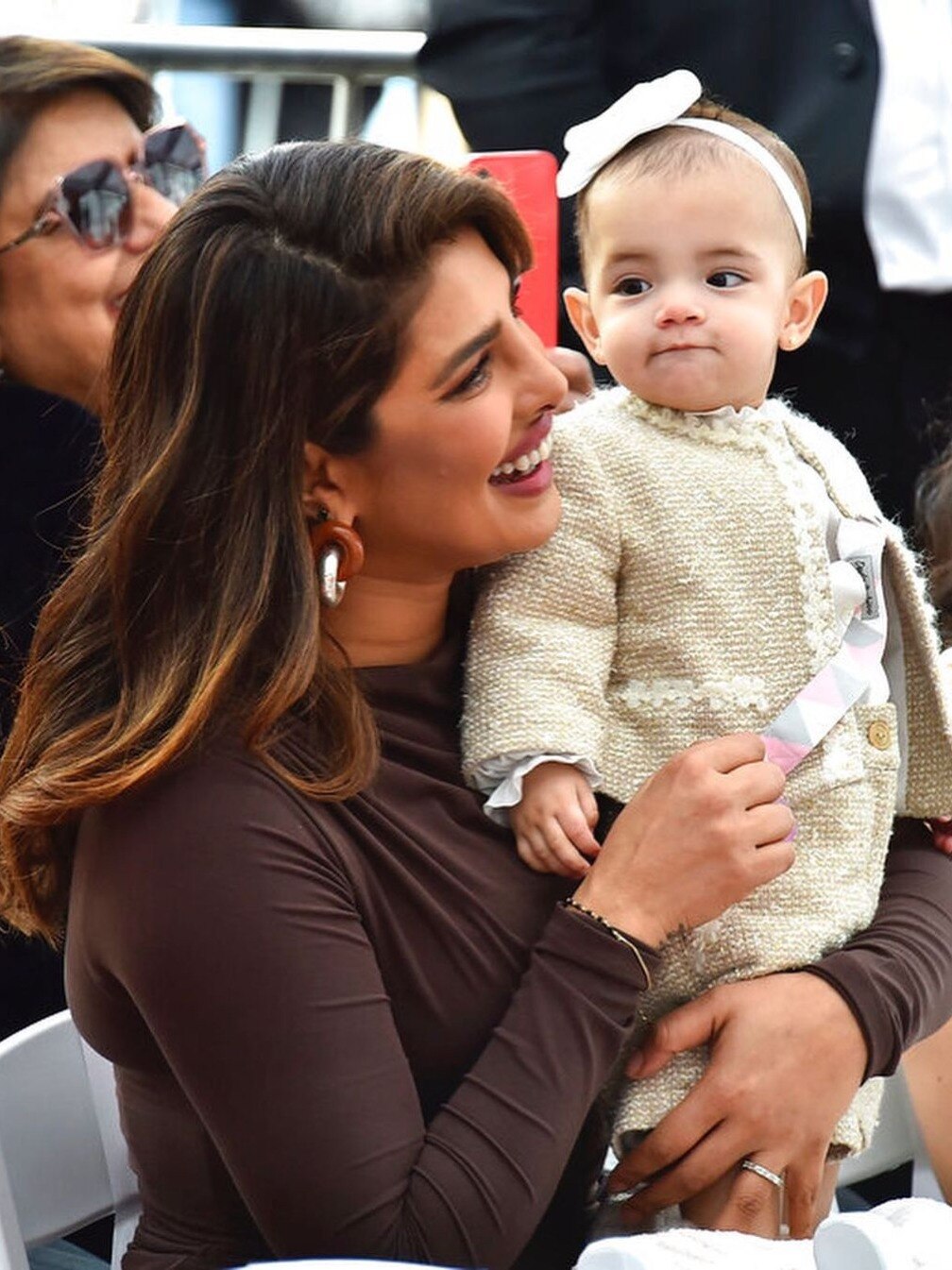 प्रियंका ने पहली बार दिखाया बेटी का चेहरा, पापा निक की कार्बन कॉपी है क्यूट मालती