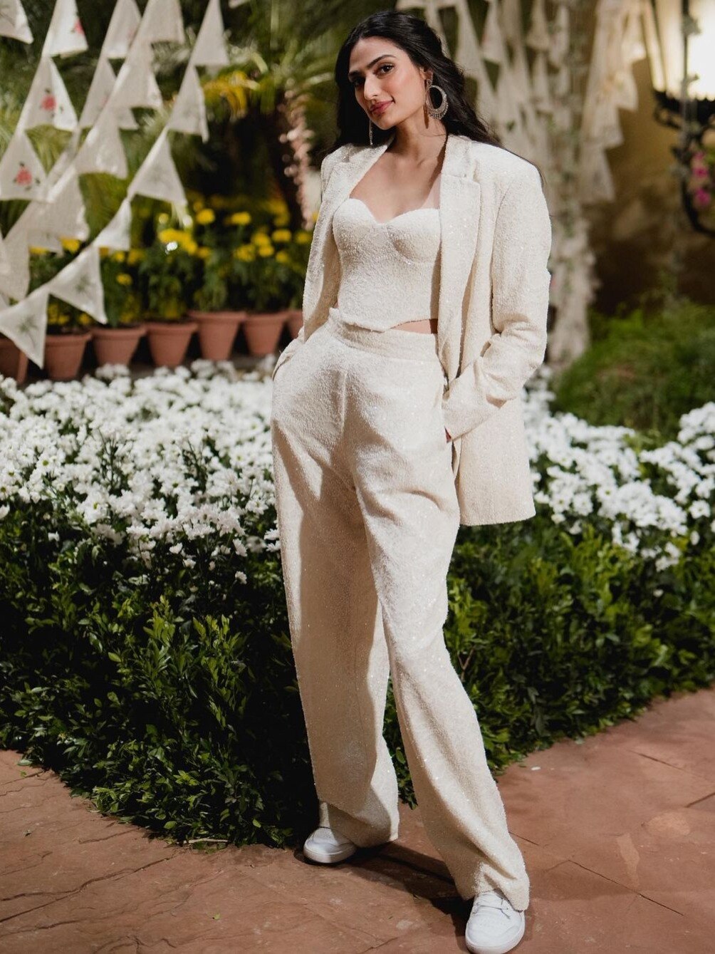 अथिया ने पैंट सूट में ढाया कहर, फैंस बोले- हनीमून फोटोज कहां हैं?