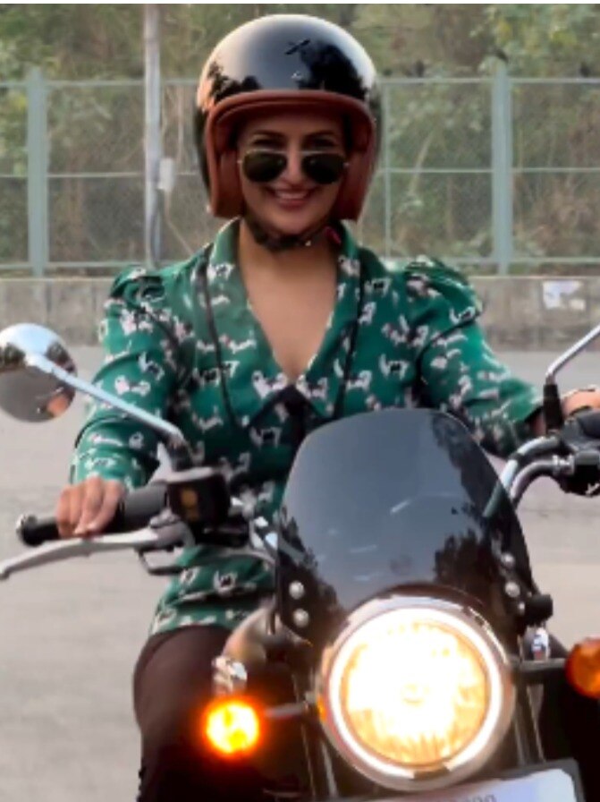 टीवी की बहू का बेधड़क अंदाज, सड़क पर दौड़ाई क्रूजर बाइक, पति को छोड़ा पीछे