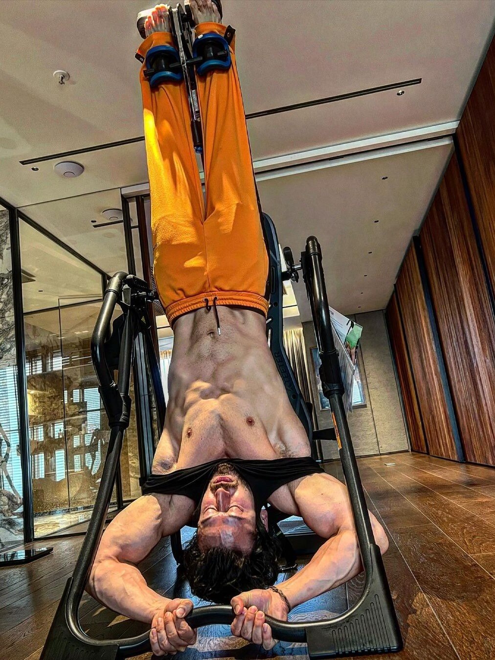 उल्टा लटककर टाइगर ने दिखाए एब्स, देखकर फैन्स के छूटे पसीने