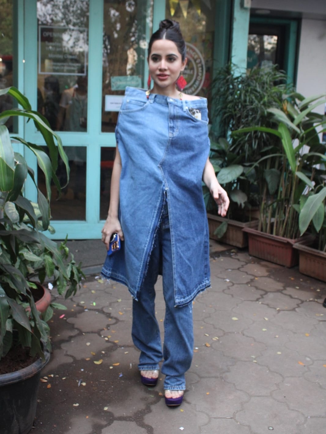 गले में जींस लटकाकर पहुंच गईं उर्फी जावेद, यूजर्स बोले- शर्ट सूखी नहीं थी?