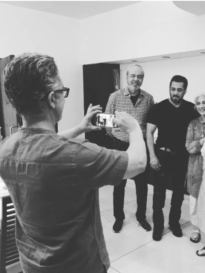 आमिर खान की अम्मी से मिलने पहुंचे सलमान, कैमरे के पीछे दिखा कौन?