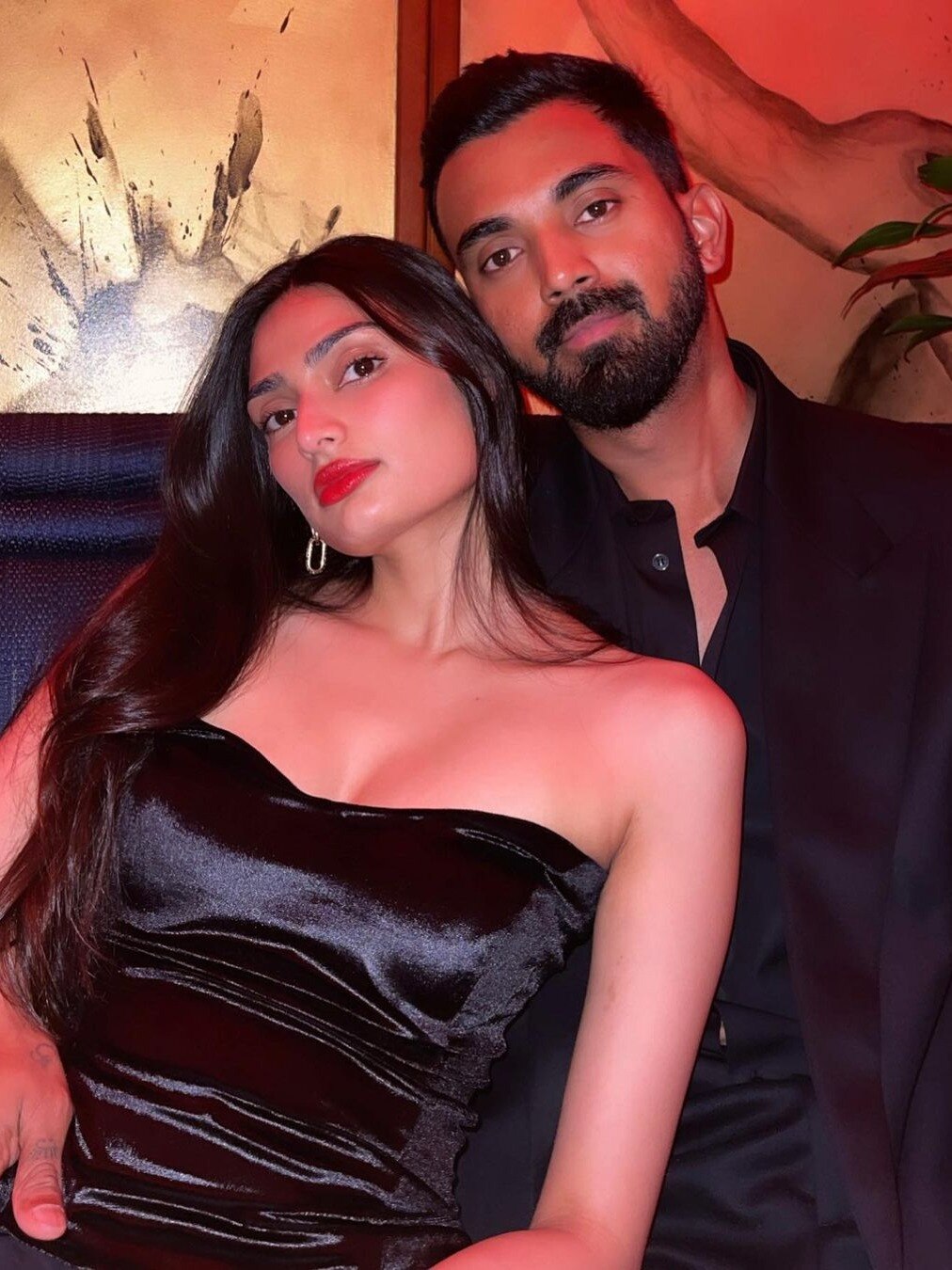 नई नवेली दुल्हन अथिया संग रोमांटिक हुए KL राहुल, कैमरे के सामने किया Kiss