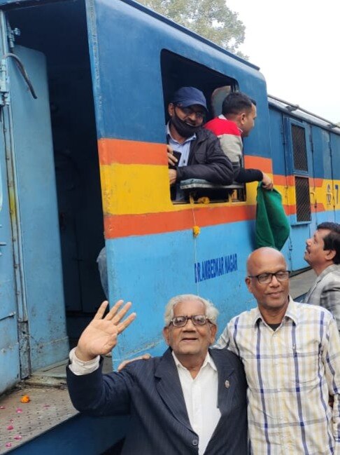 145 साल पहले शुरू, आखिरी बार चली ट्रेन तो भावुक हुए लोग 