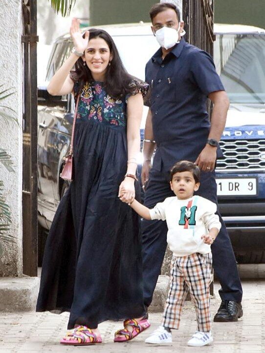 करण की पार्टी में बेटे संग पहुंचीं श्लोका मेहता, अबराम-तैमूर को देखा?