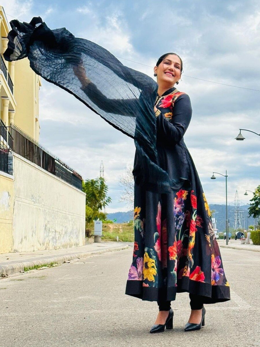 मांग में सिंदूर, काले सूट में सपना चौधरी ने लहराया दुपट्टा, फैंस बोले- देसी क्वीन