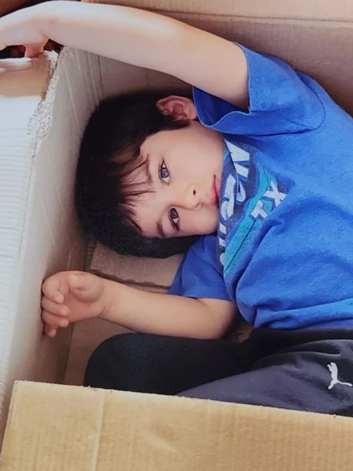 डिब्बे में बैठे तैमूर अली खान, यूजर्स बोले- डिलीवरी कहां होगी?