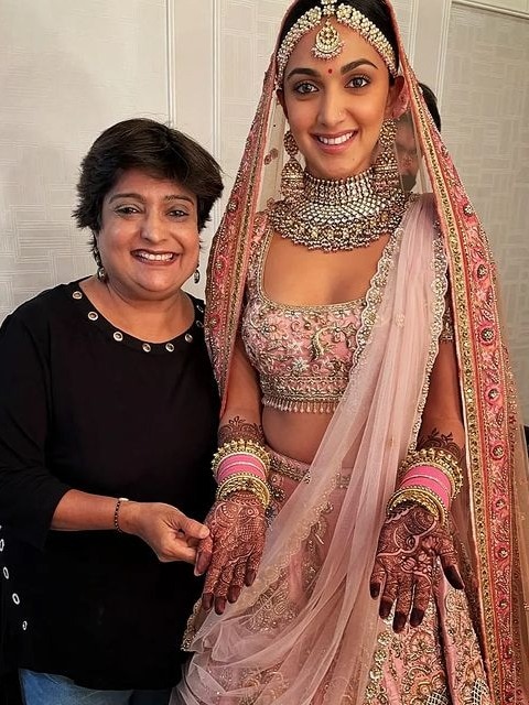 अंबानी परिवार की बहुओं को जिसने लगाई मेहंदी, अब कियारा के हाथों में रचाने पहुंचीं