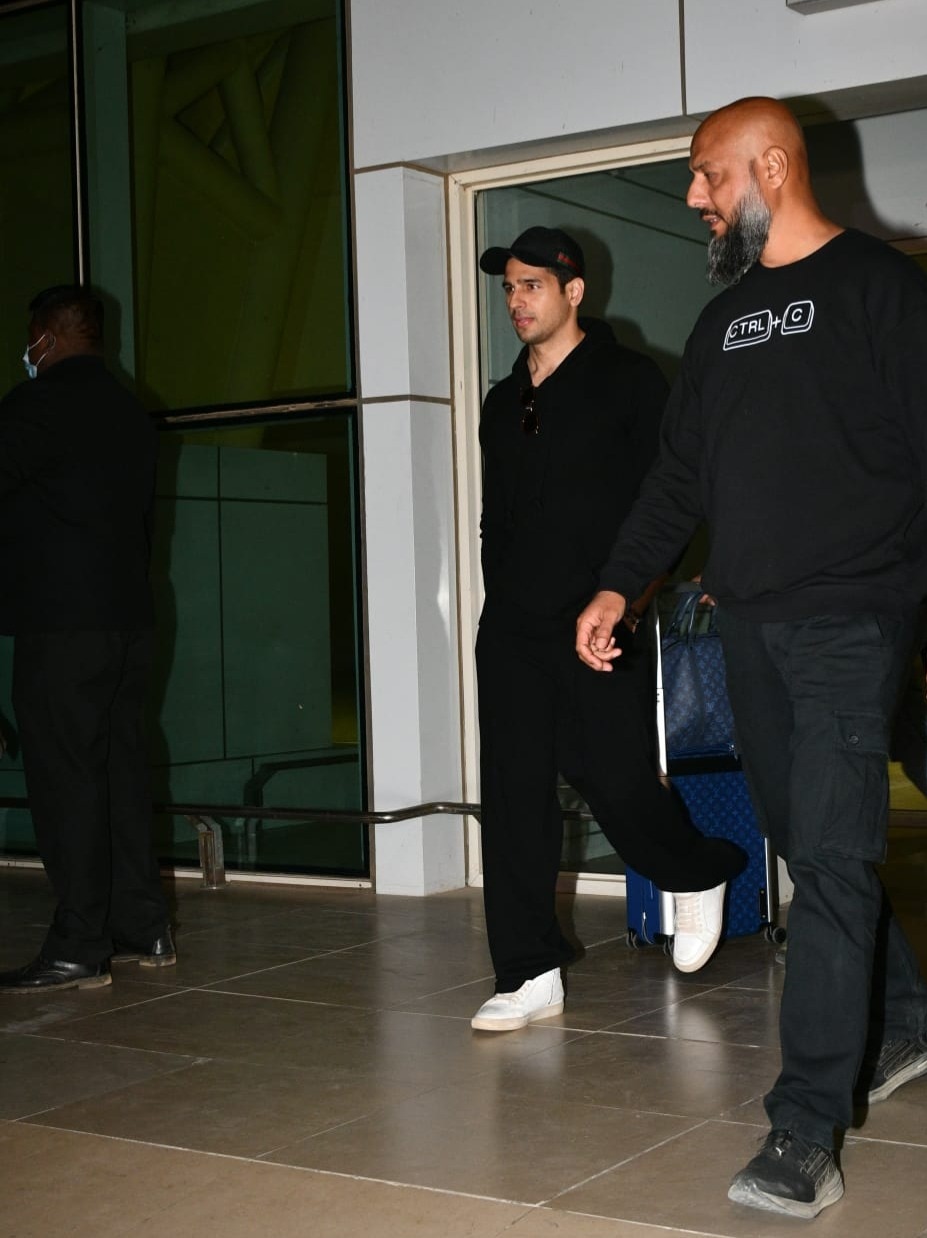 जैसलमेर पहुंचे 'दूल्हे राजा', सूर्यगढ़ में सिद्धार्थ का ग्रैंड वेलकम, सामने आई पहली तस्वीर