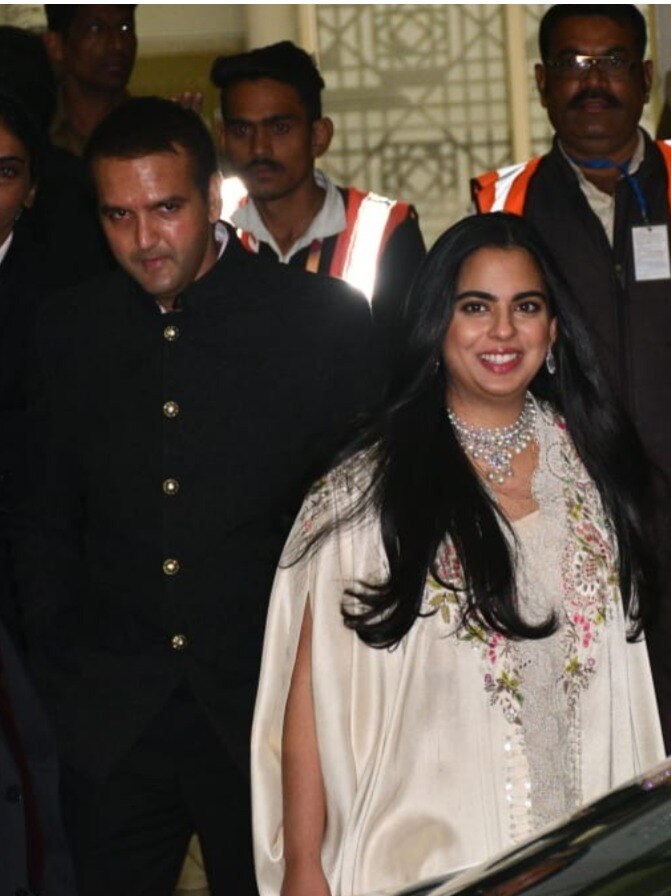 सिद्धार्थ-कियारा की शादी: रॉयल लुक में दिखीं ईशा अंबानी, पति के साथ पहुंची जैसलमेर