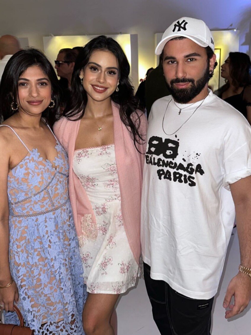 मिनी ड्रेस में काजोल की बेटी का ग्लैम लुक, बेस्टफ्रेंड ओरी संग न्यासा ने दिए पोज