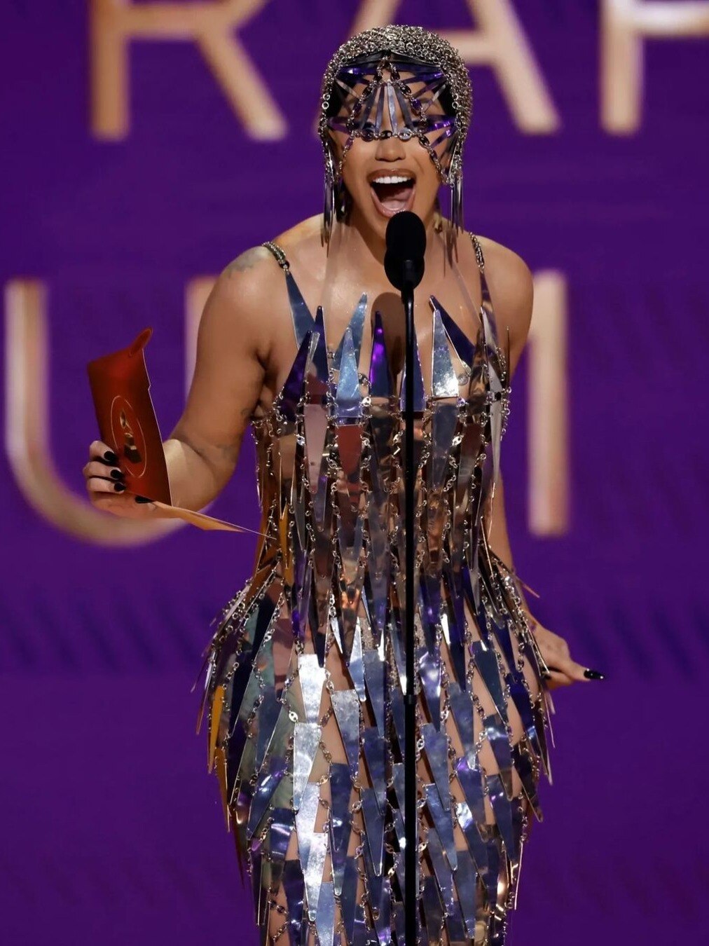 छूना मना है, कट जाएगा हाथ, इवेंट में ऐसी ड्रेस पहनकर पहुंची सिंगर