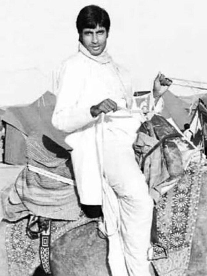जब जैसलमेर पहुंचकर ऊंट पर बैठे अमिताभ, तस्वीर के पीछे वजह है मजेदार